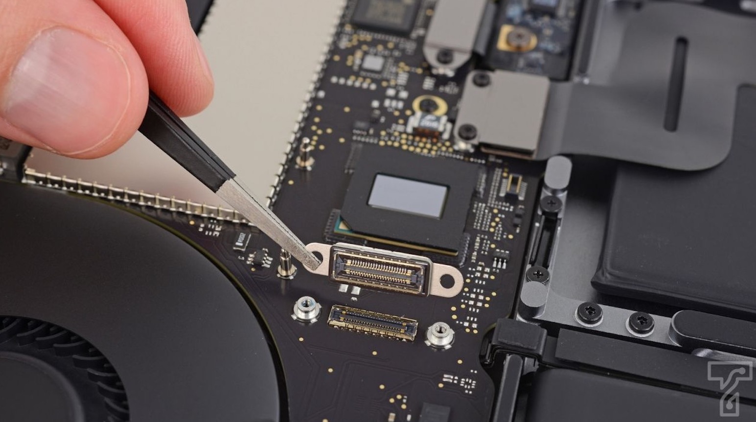 Service Logic Board MacBook, Service Logic Board MacBook Mati Total, USB Port ada yang tidak berfungsi, MacBook Tidak Bisa di Charge, logic board